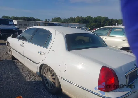 2003 Lincoln Town Car Executive из США, поврежденный, VIN 1LNHM81W93Y703123